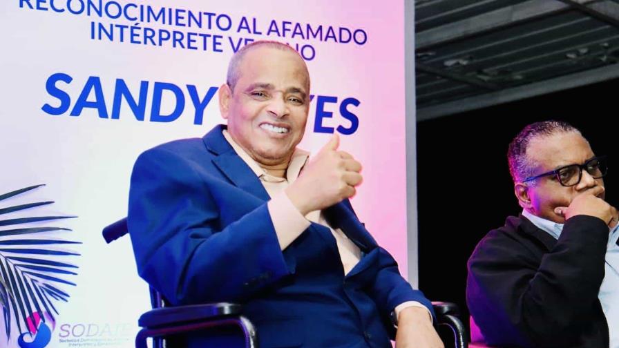 La ONDA y Sgacedom, SODAIE y Egecam reconocen en La Vega al cantante Sandy Reyes