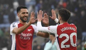 Merino anota doble en el final y Arsenal vence a Leicester en la Liga Premier
