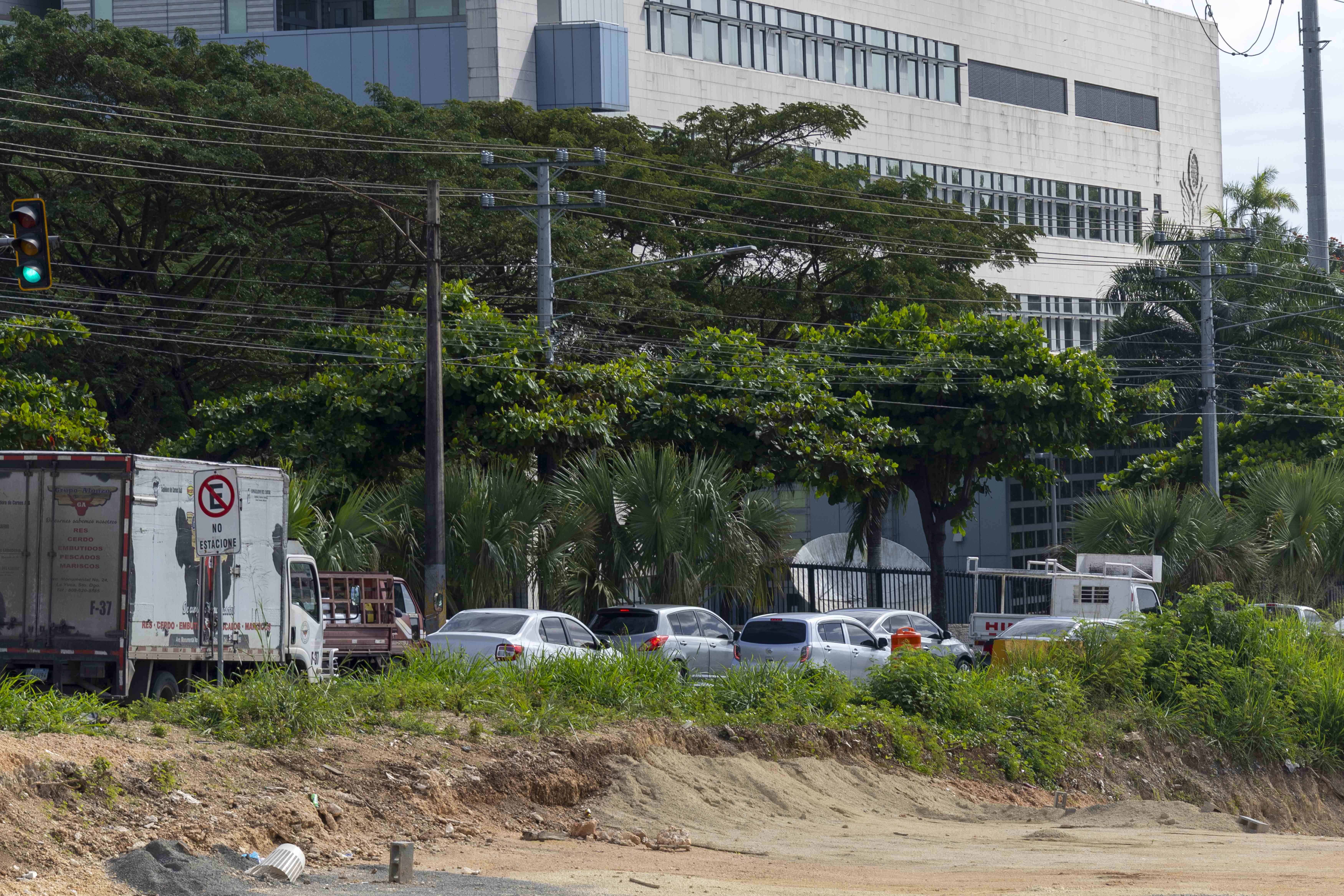 A diario se forman largos taponamientos en la avenida República de Colombia.