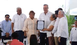 Luis Abinader encabeza entrega de títulos de propiedad en Savica de Los Alcarrizos