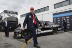 Donald Trump da una vuelta por la pista para inaugurar la Daytona 500