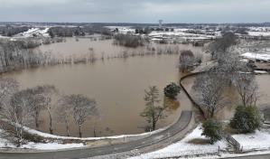 Alertan de un frío peligroso en EE. UU. tras las inundaciones mortales del fin de semana