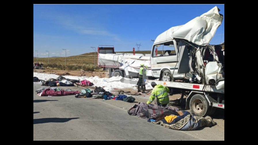 Al menos 31 fallecidos y 15 heridos tras la caída de un autobús a un barranco en Bolivia