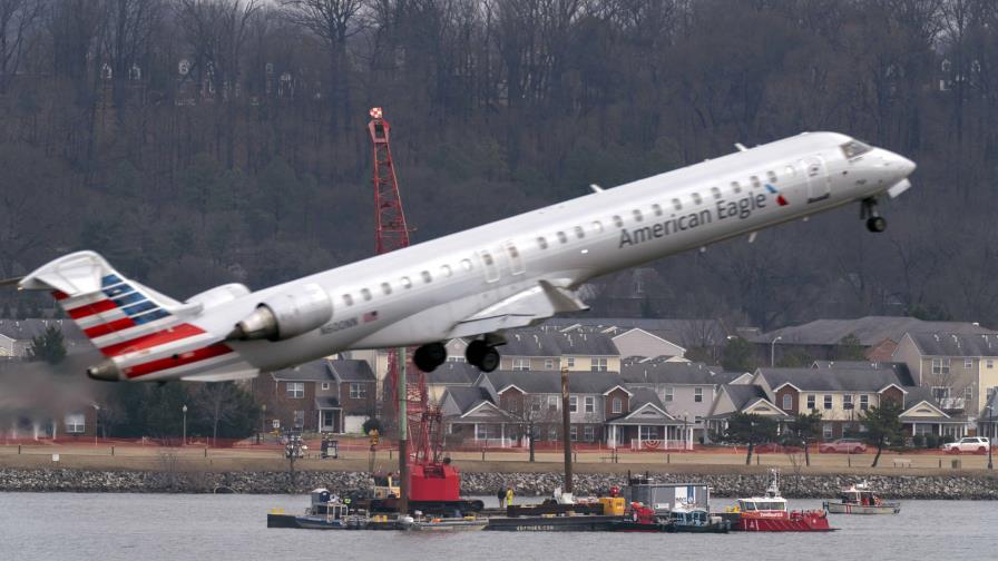 Trump inicia despidos de personal de control de tráfico aéreo de FAA semanas después de choque en DC