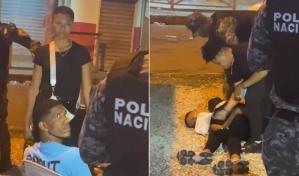 Un policía aplica descarga eléctrica a una joven que la tira al suelo