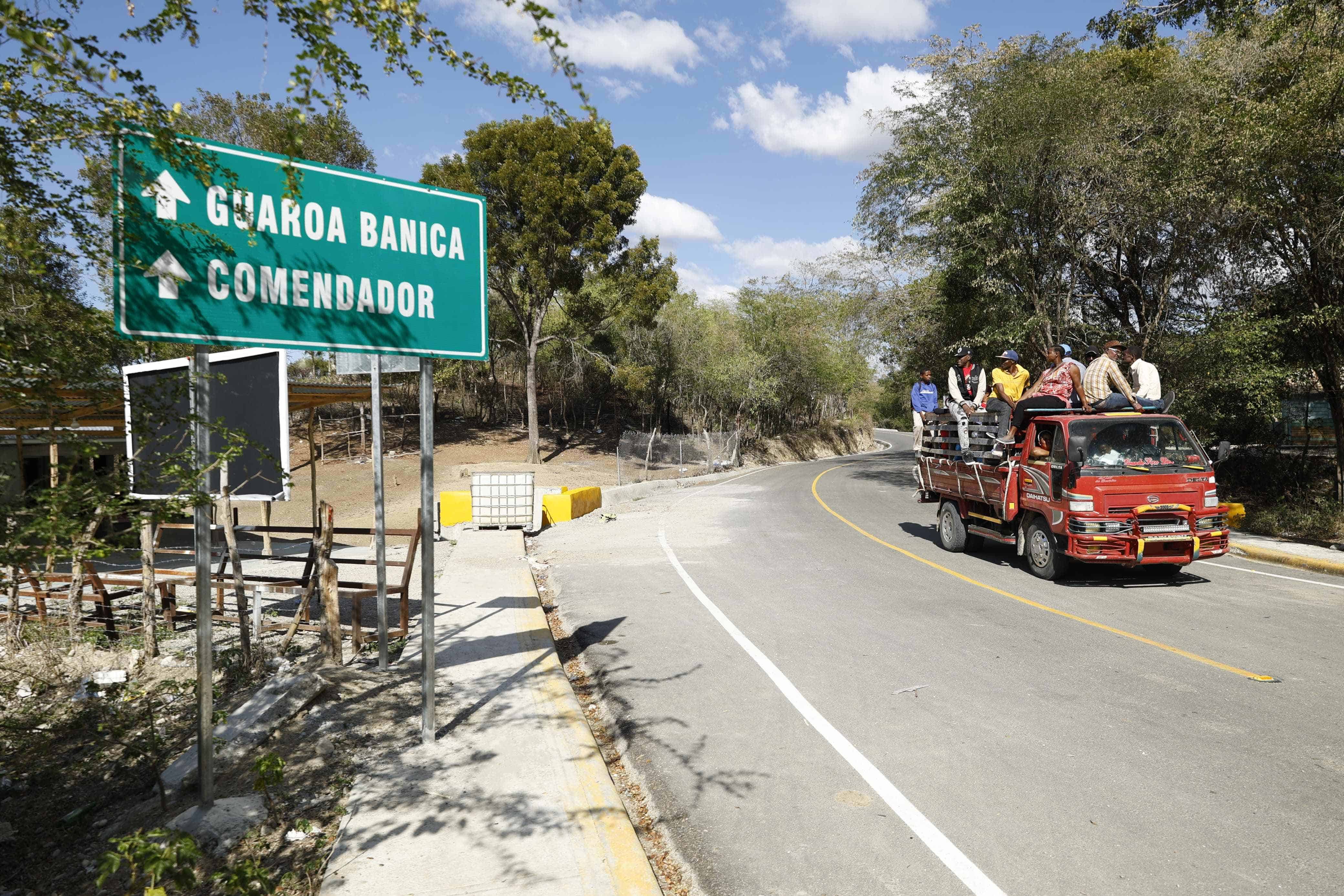 Camión transportando mercancías y pasajeros hacia Haití.