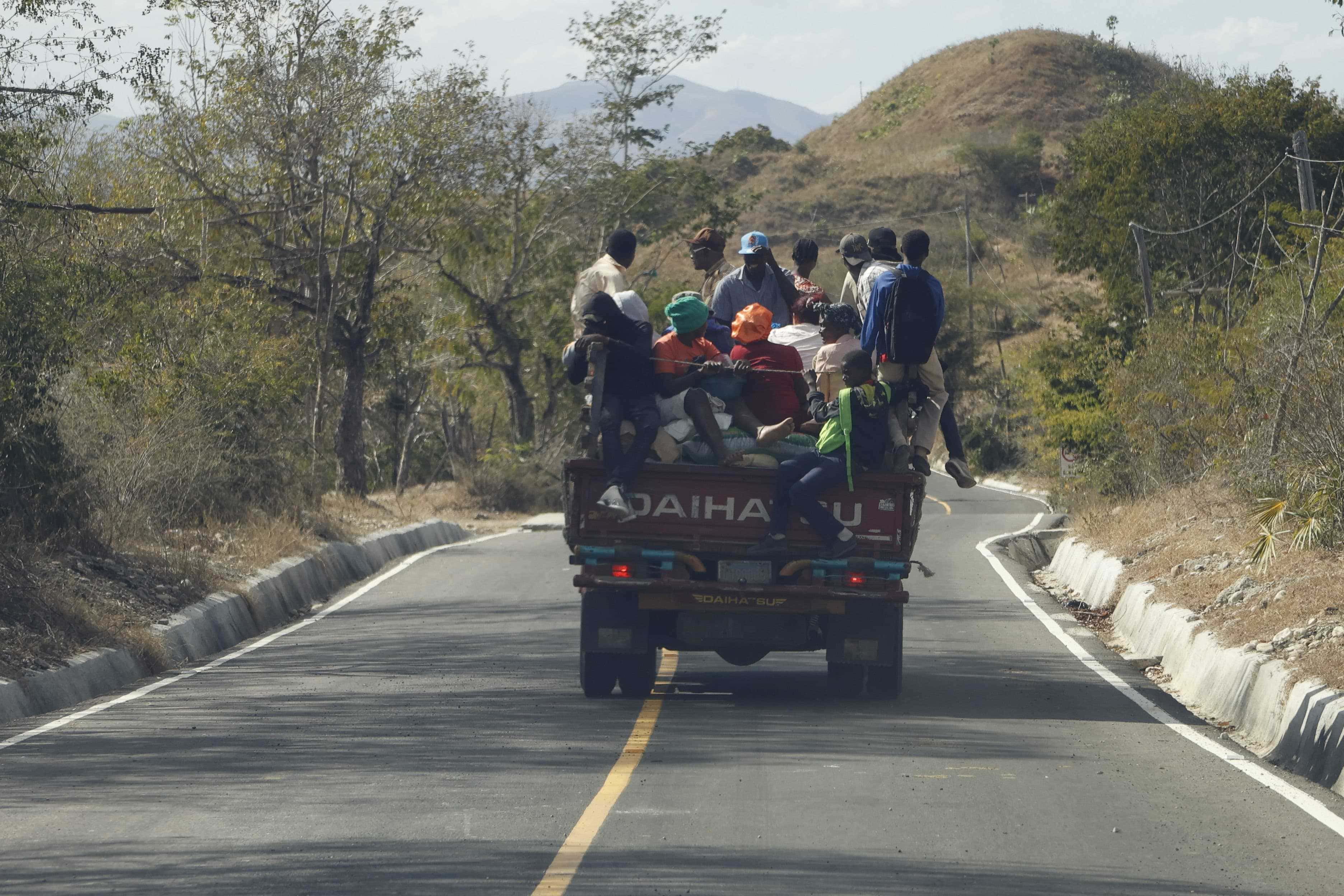 Camión transportando mercancías y pasajeros hacia Haití.