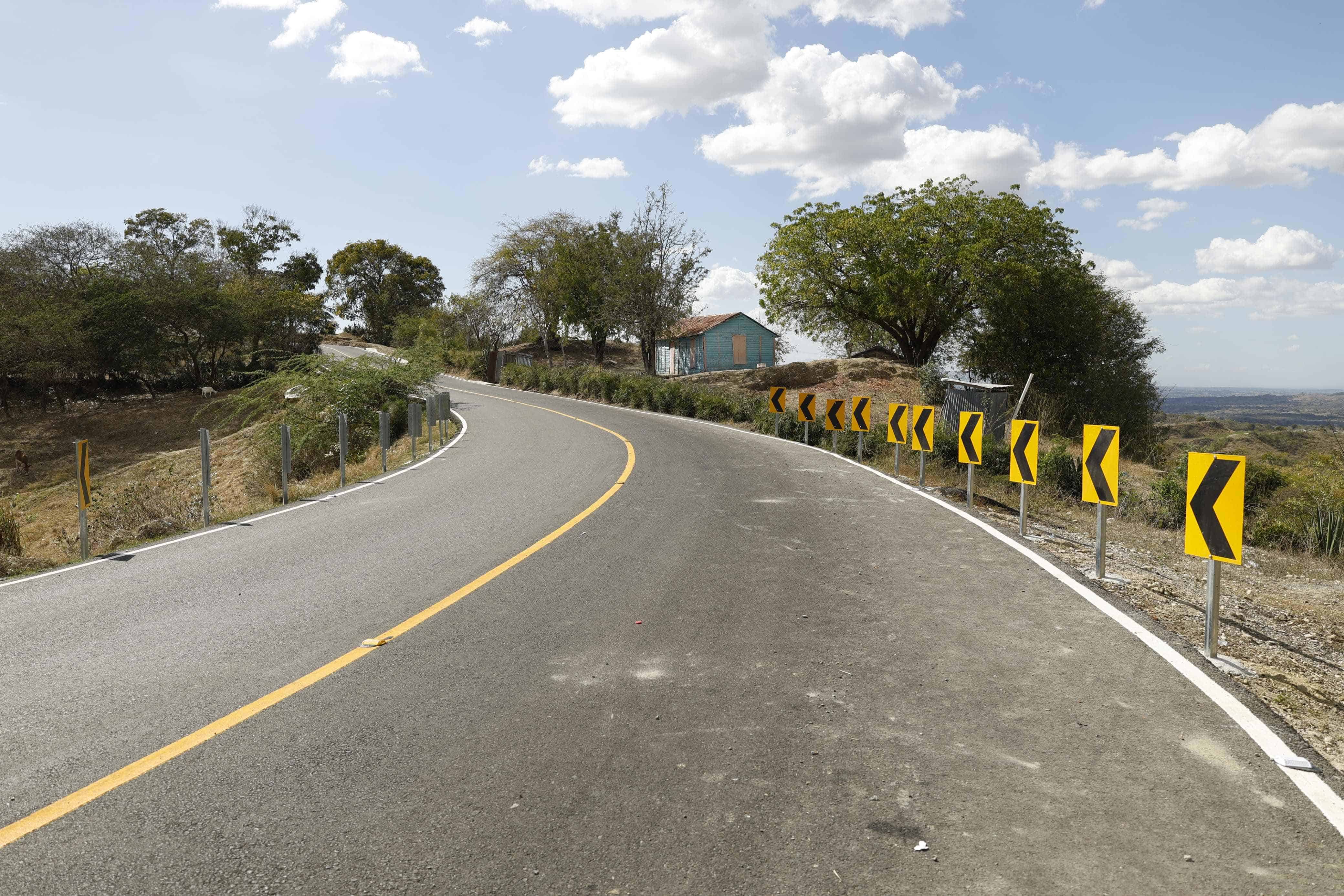 Curvas en la carretera de Comendador-Guaroa-Macasías.