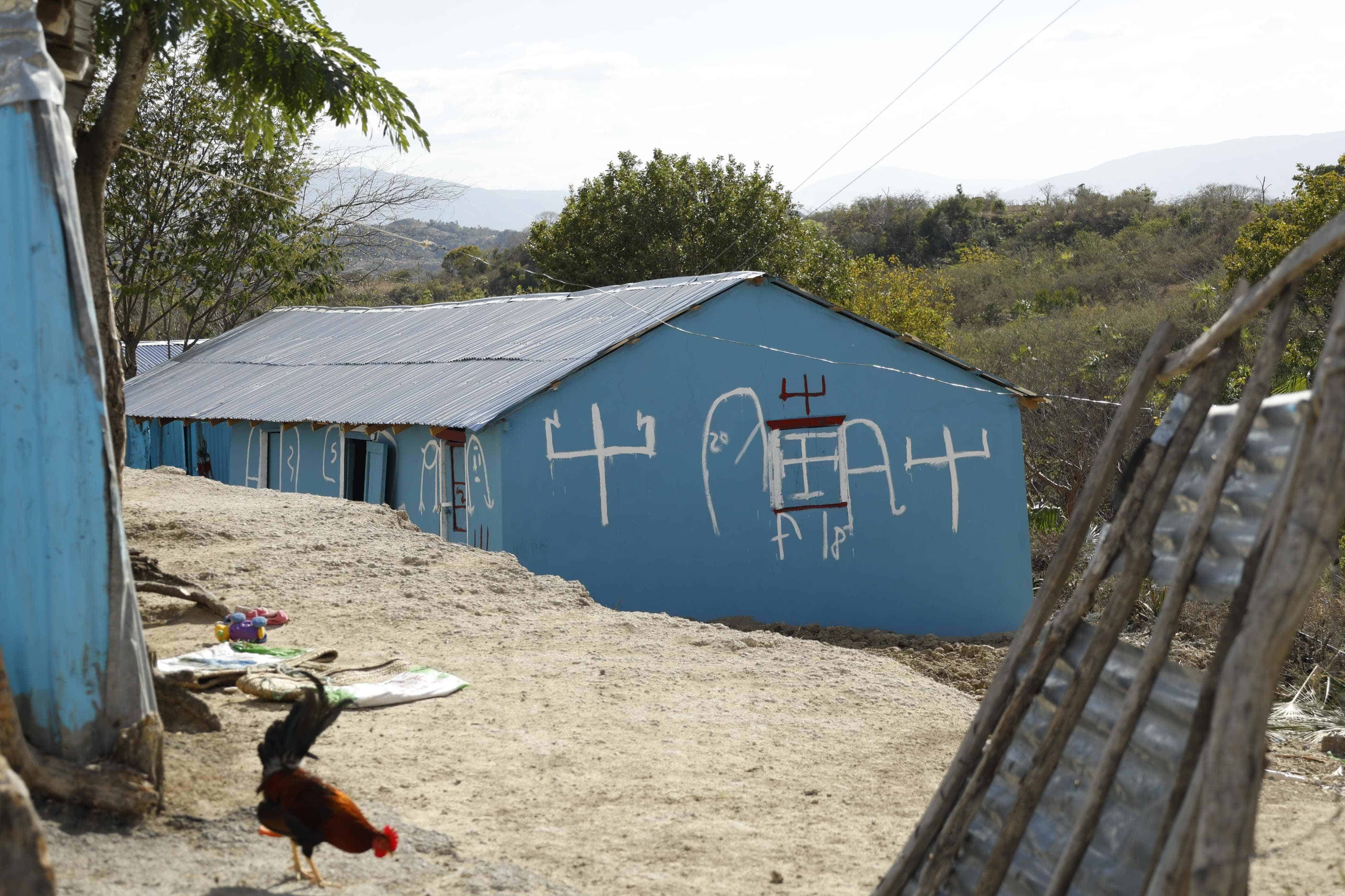 Fachada de lo que se presume que es un centro espiritista o de hechicería en la carretera.