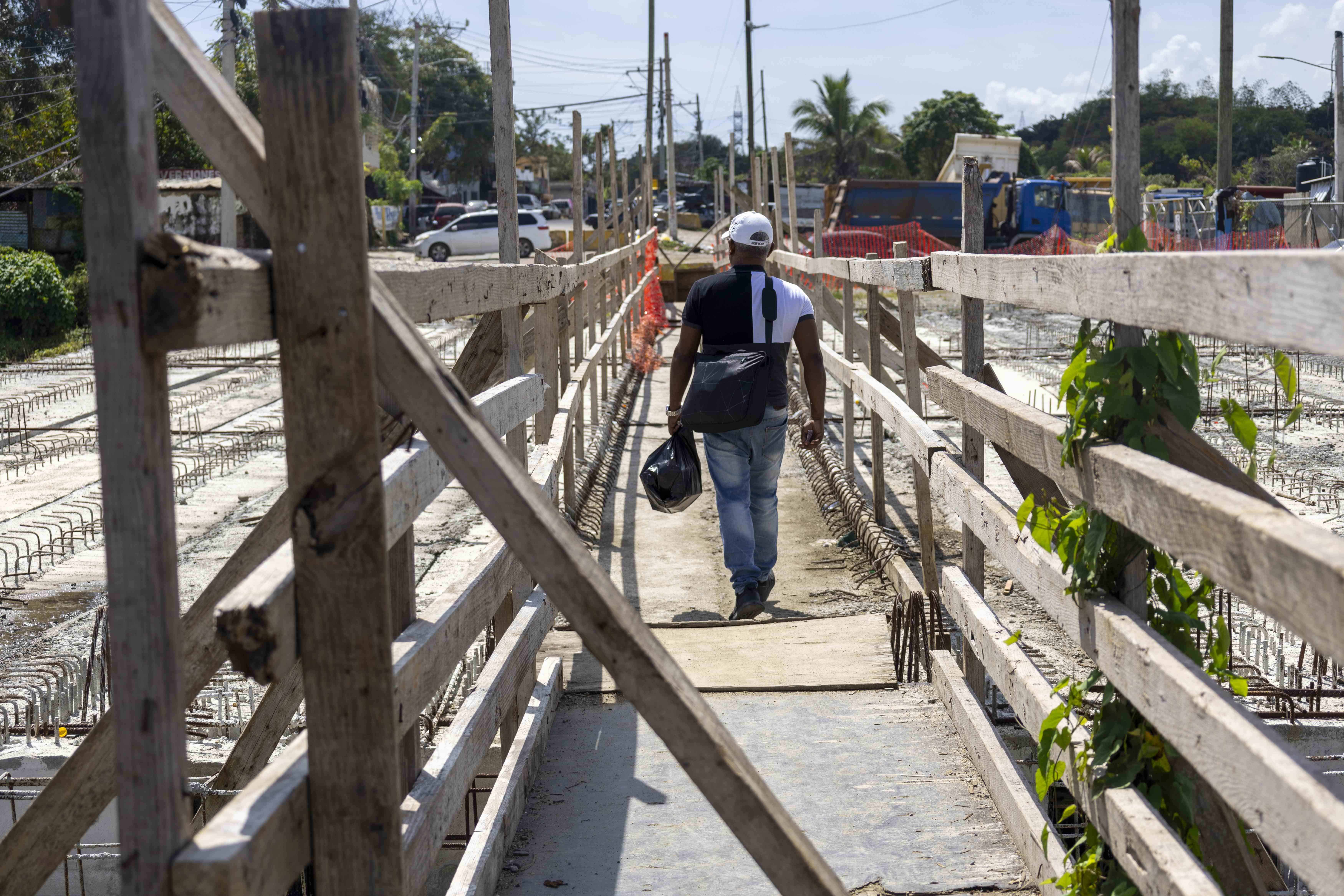 Por el puente solo cruzan peatones.