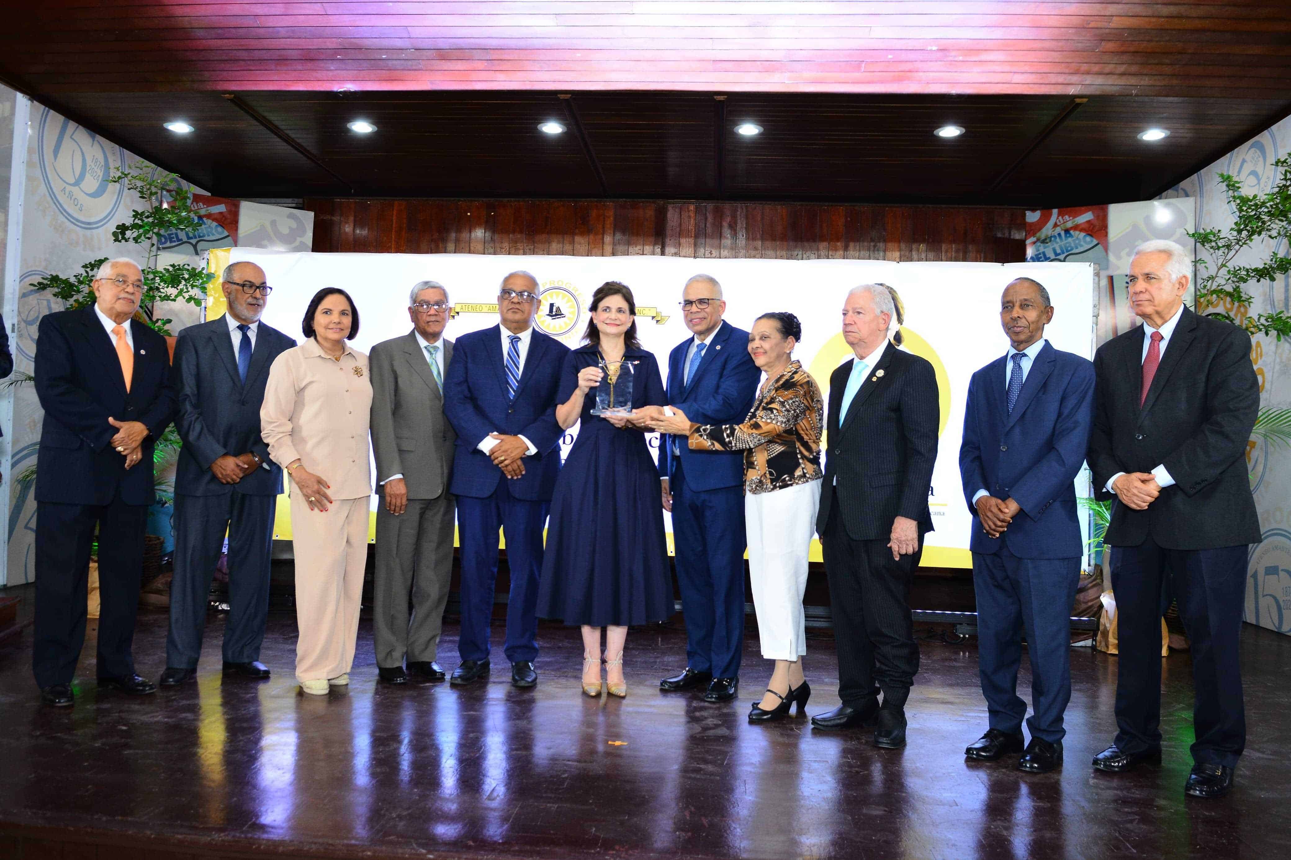 La vicepresidenta Raquel Peña recibe reconocimiento en Santiago. 