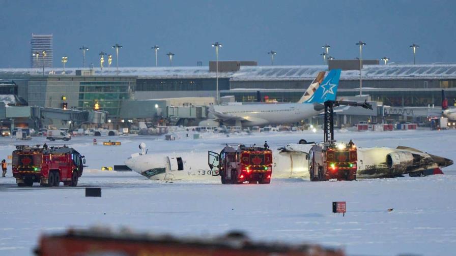 Delta ofrece 30,000 dólares a los pasajeros del avión de Canadá que volcó al aterrizar