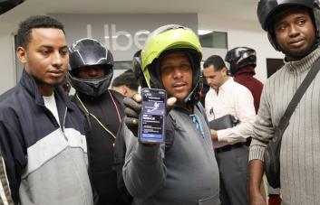 Taxistas y motoristas de Uber exigen derechos laborales