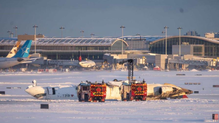 Dos de los pasajeros del vuelo de Delta que volcó en Toronto siguen hospitalizados