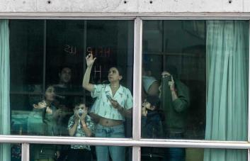 Ayuda, escriben migrantes deportados de EE.UU. desde las ventanas de un hotel en Panamá