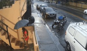 Caída de mujer por escaleras en Ensanche La Fe no habría sido la primera, según vecinos Caída de mujer por escaleras en Ensanche La Fe no habría sido la primera, según vecinos