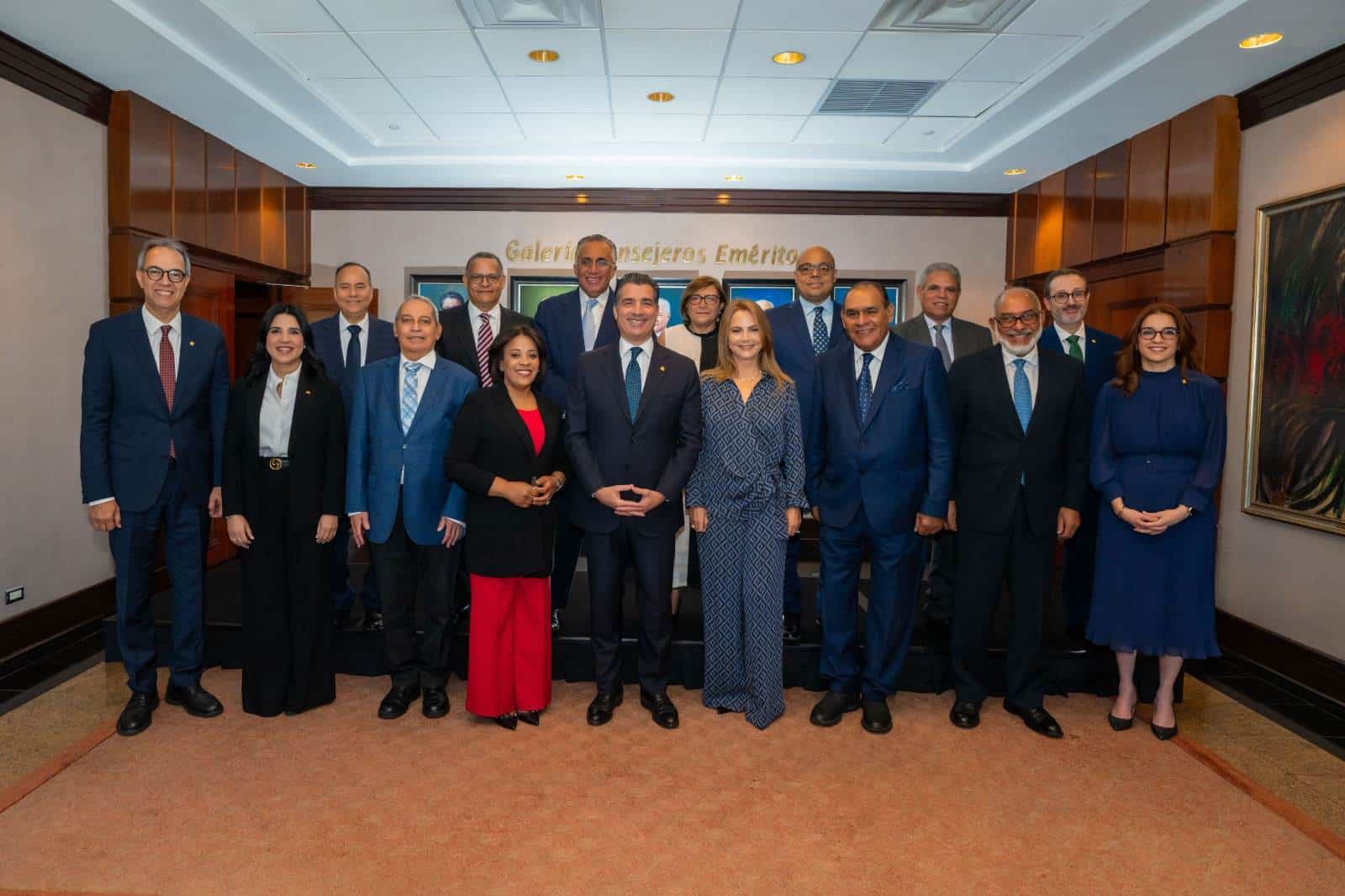 De izquierda a derecha, los señores en la primera fila: José Mármol, Mariel Bera, Nelson Marrero, Alba Nely Familia, Christopher Paniagua, Nuria Piera, Miguel Franjul, Persio Maldonado y Lissette de Jesús. En la segunda fila: Alberto Caminero, Fausto Rosario, Luis Mejía Oviedo, Almudena Casado, Jairon Severino, Adalberto Grullón y Esteban Martínez-Murga.