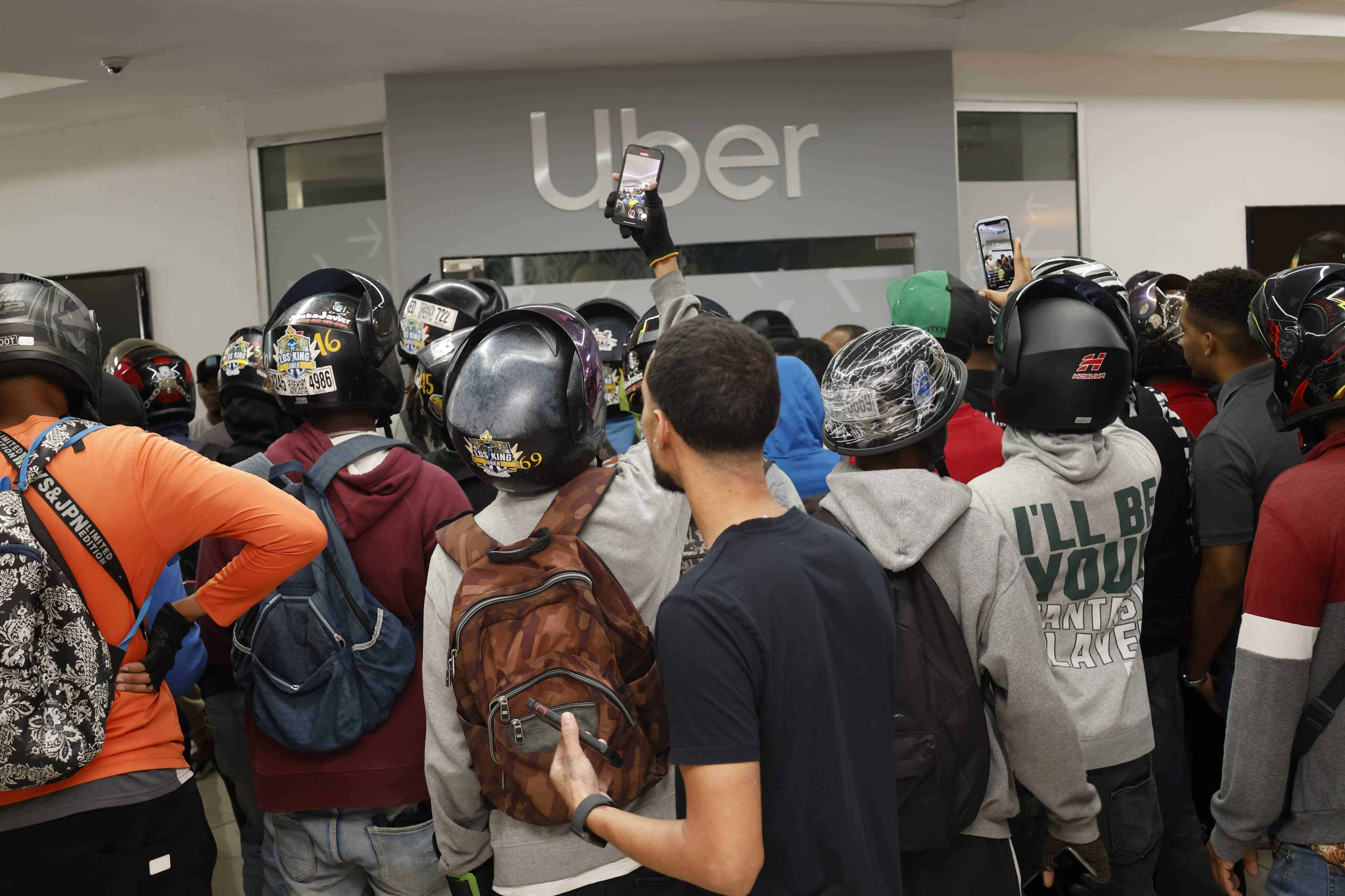 Motoristas de Uber durante la protesta.