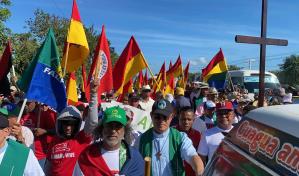 Marchan por la autopista Duarte en rechazo a la presa de colas de Barrick Pueblo Viejo