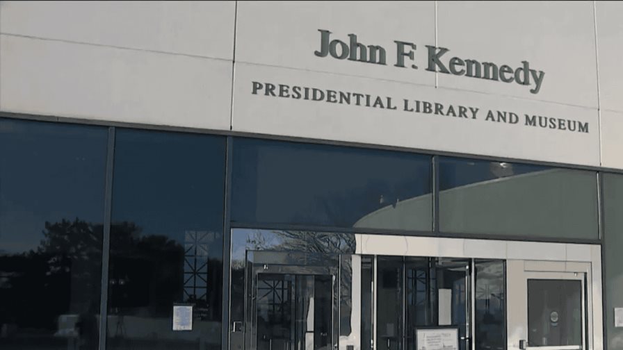 La Biblioteca John F. Kennedy en Boston obligada a cerrar por el despido de empleados