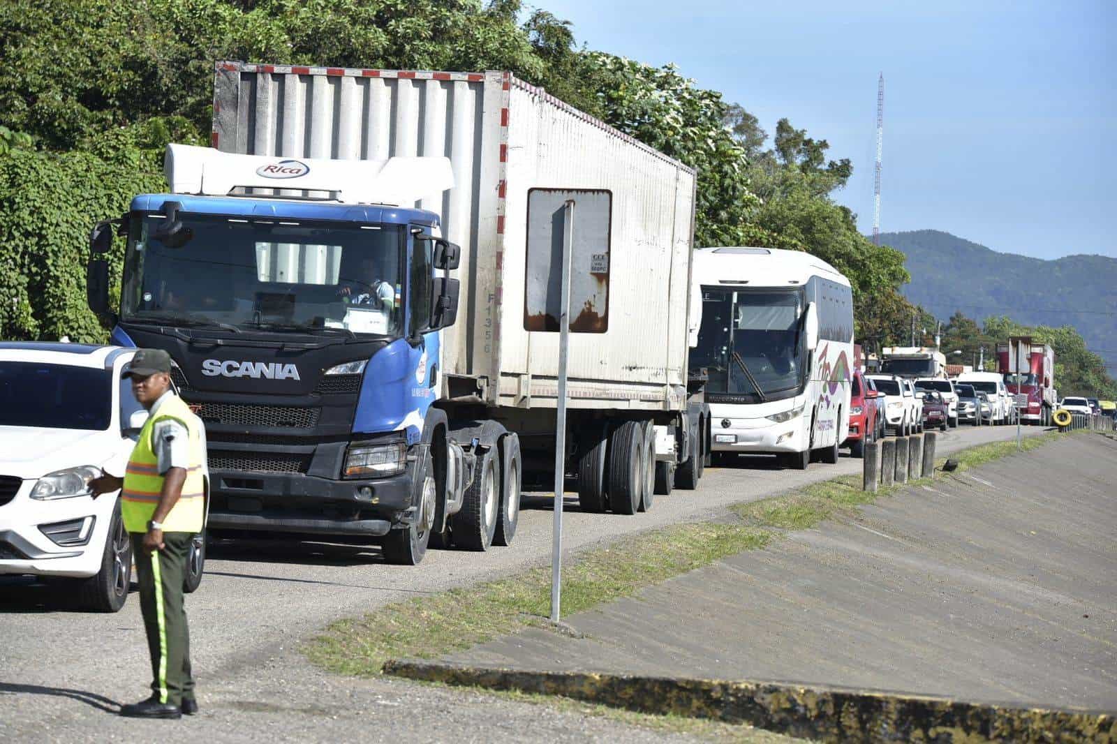 Imagen del tránsito paralizado por manifestación en la autopista Duarte.