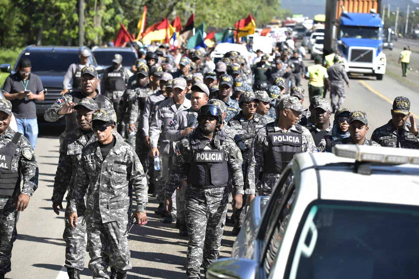 Imagen de la presencia policial durante manifestación en contra de la Barrick Gold.