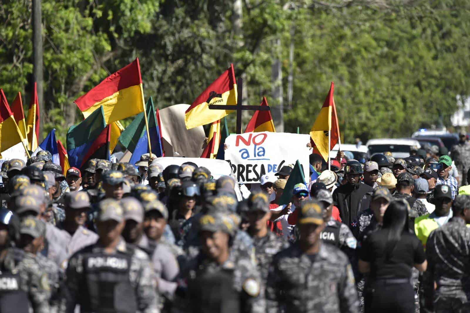 Un gran contingente policial fueron enviado a la protesta como medida preventiva.