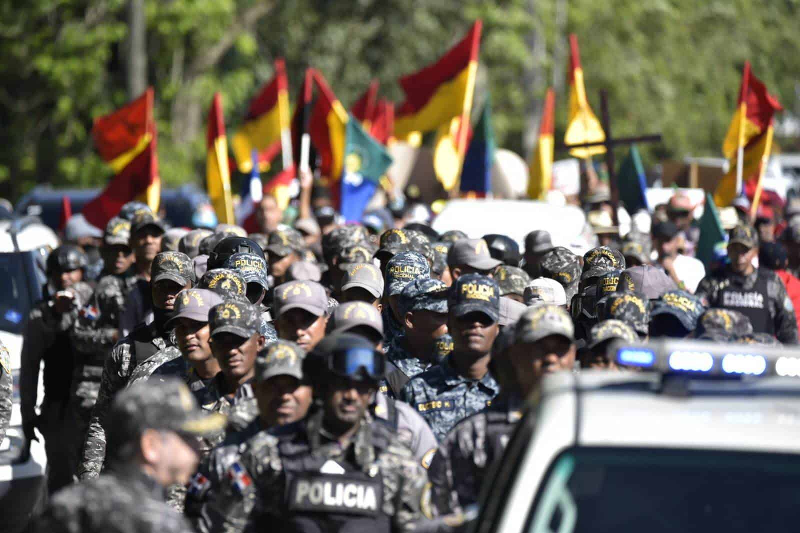 Un gran contingente policial fueron enviado a la protesta como medida preventiva.