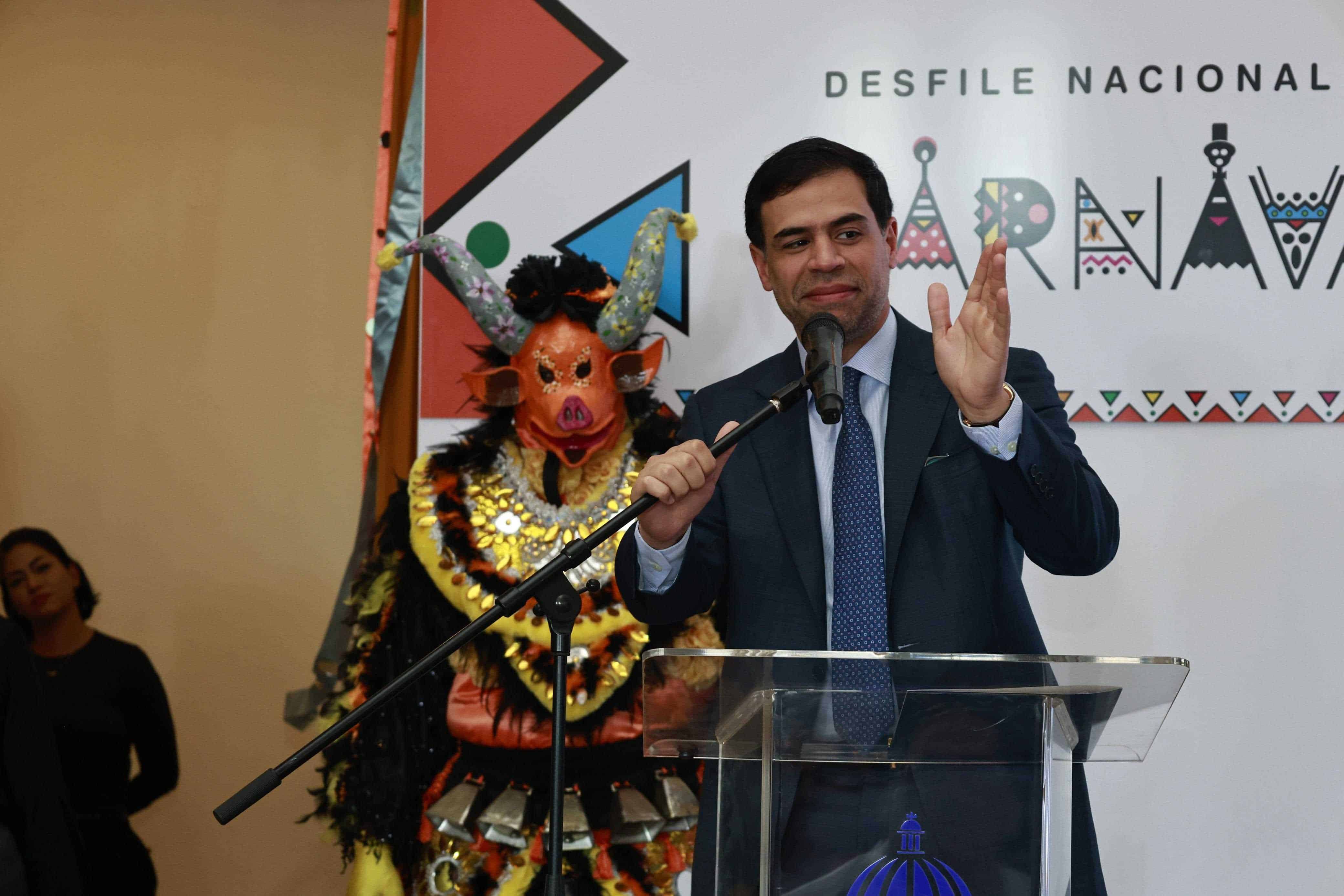 Roberto Ángel Salcedo ofreció los detalles del Desfile Nacional de Carnaval.