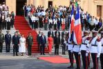 Bajo el cielo despejado, la bandera tricolor honra los 181 años de la Independencia Nacional