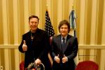 Milei le regala a Musk una motosierra en su encuentro en el foro conservador CPAC Milei le regala a Musk una motosierra en su encuentro en el foro conservador CPAC