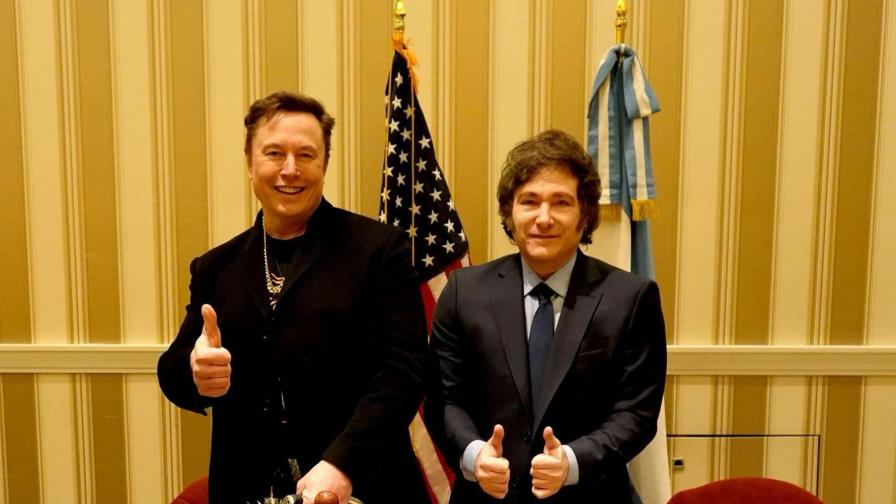 Milei le regala a Musk una motosierra en su encuentro en el foro conservador CPAC