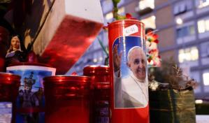 Fieles católicos se reúnen en el hospital de Roma donde se encuentra el papa para rezar por él Fieles católicos se reúnen en el hospital de Roma donde se encuentra el papa para rezar por él