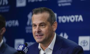 Los Yankees y el mánager Aaron Boone acuerdan extensión de contrato de dos años