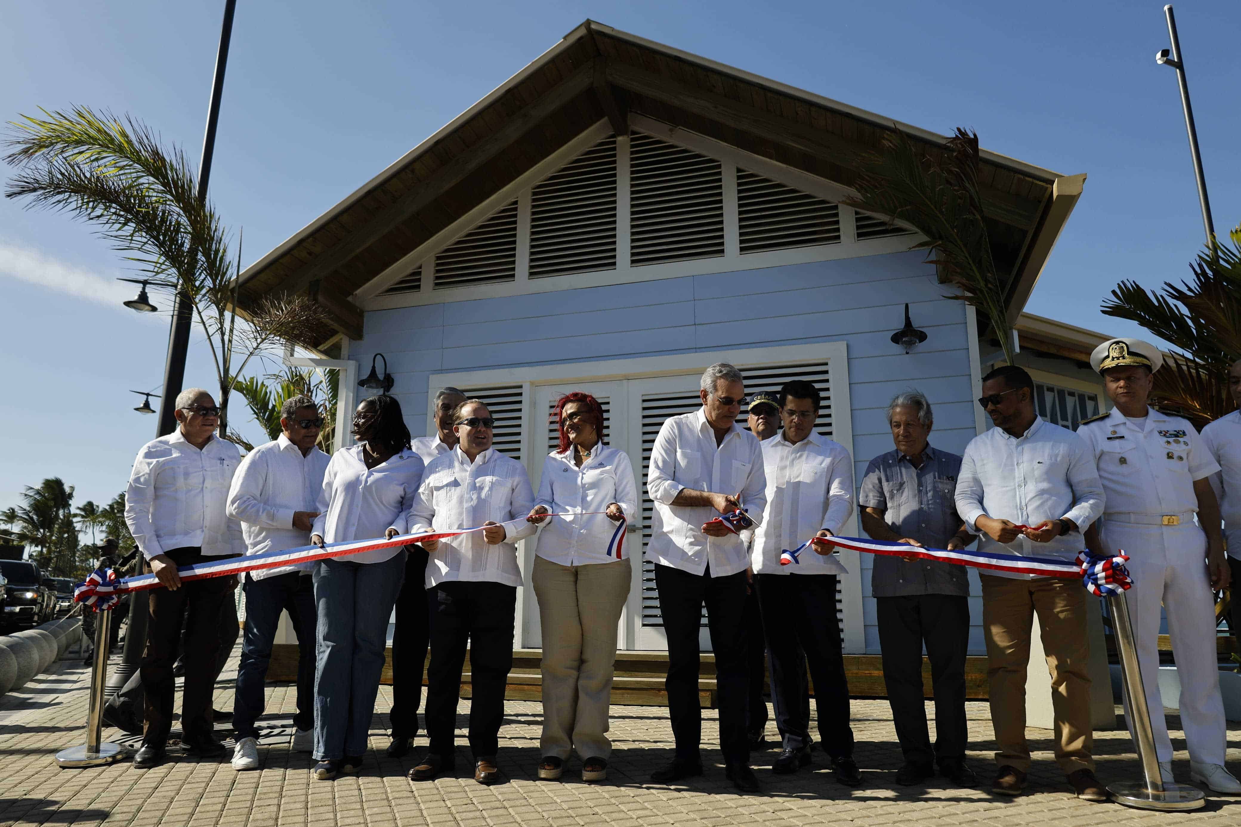 El presidente Luis Abinader corta la cinta que deja inaugurado el Pueblo de Pescadores. 