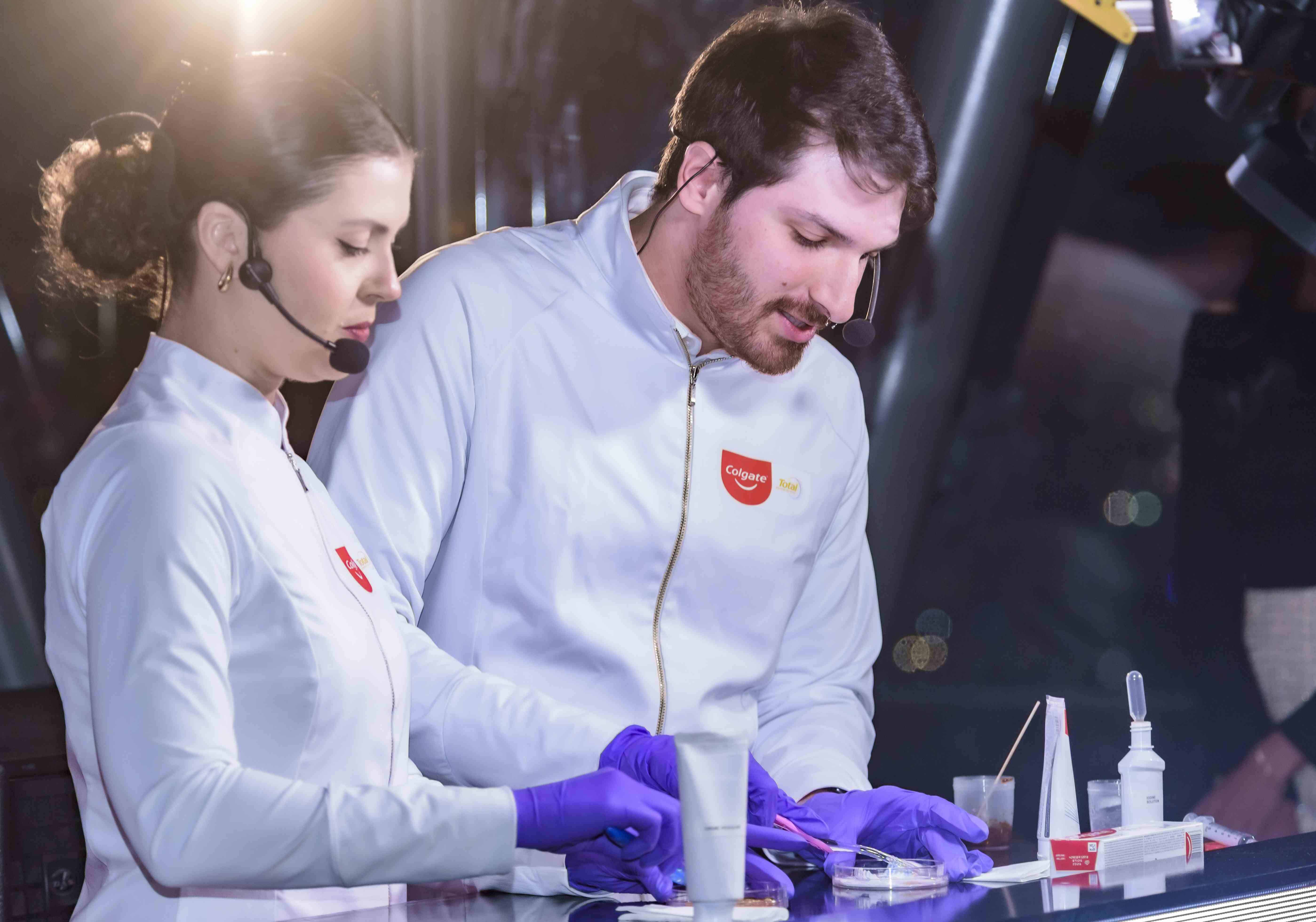 Los investigadores químicos, Cibele Berardinelli y Danilo Vilarubia, pusieron a prueba la nueva fórmula de Colgate Total.