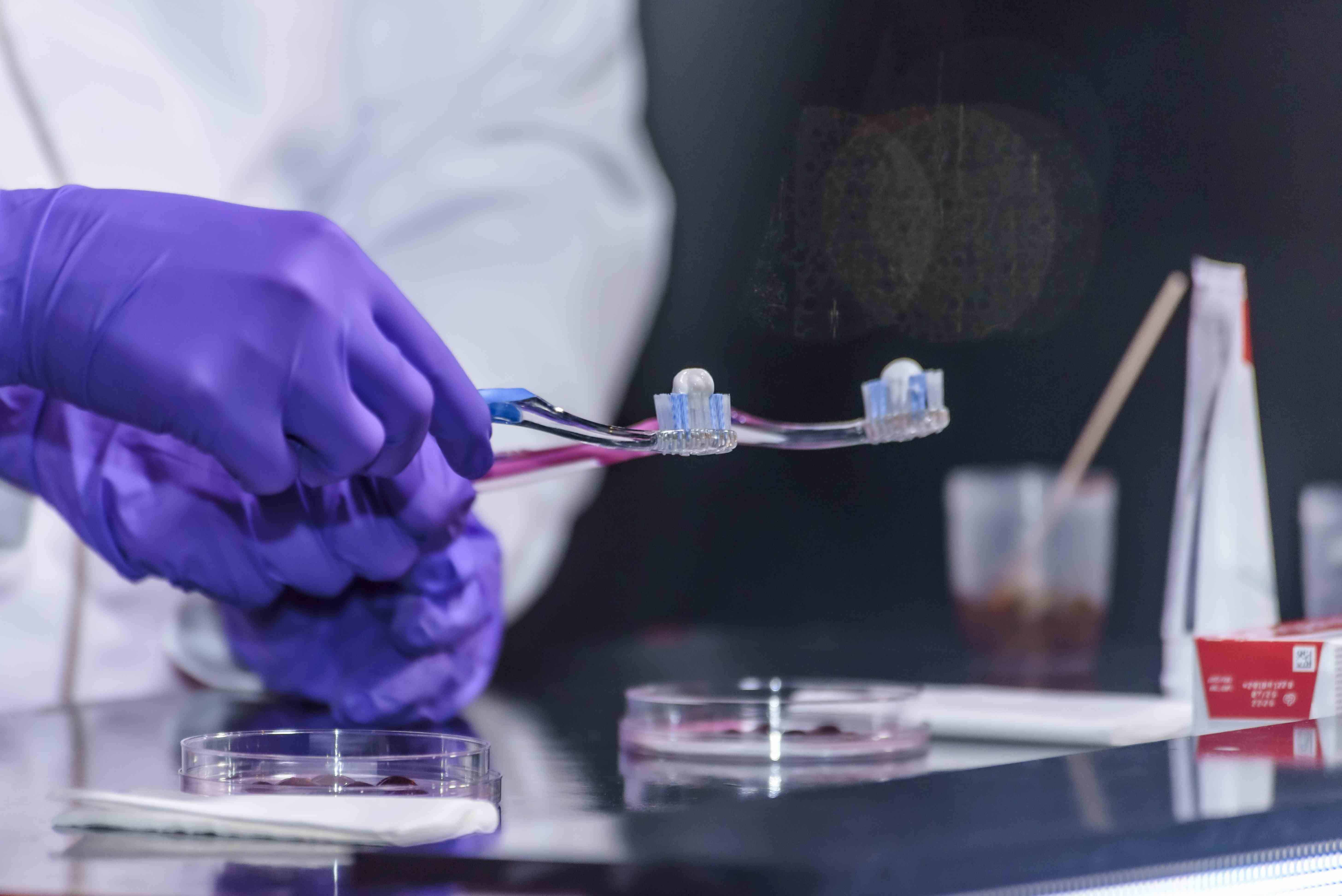 Los investigadores químicos, Cibele Berardinelli y Danilo Vilarubia, pusieron a prueba la nueva fórmula de Colgate Total.