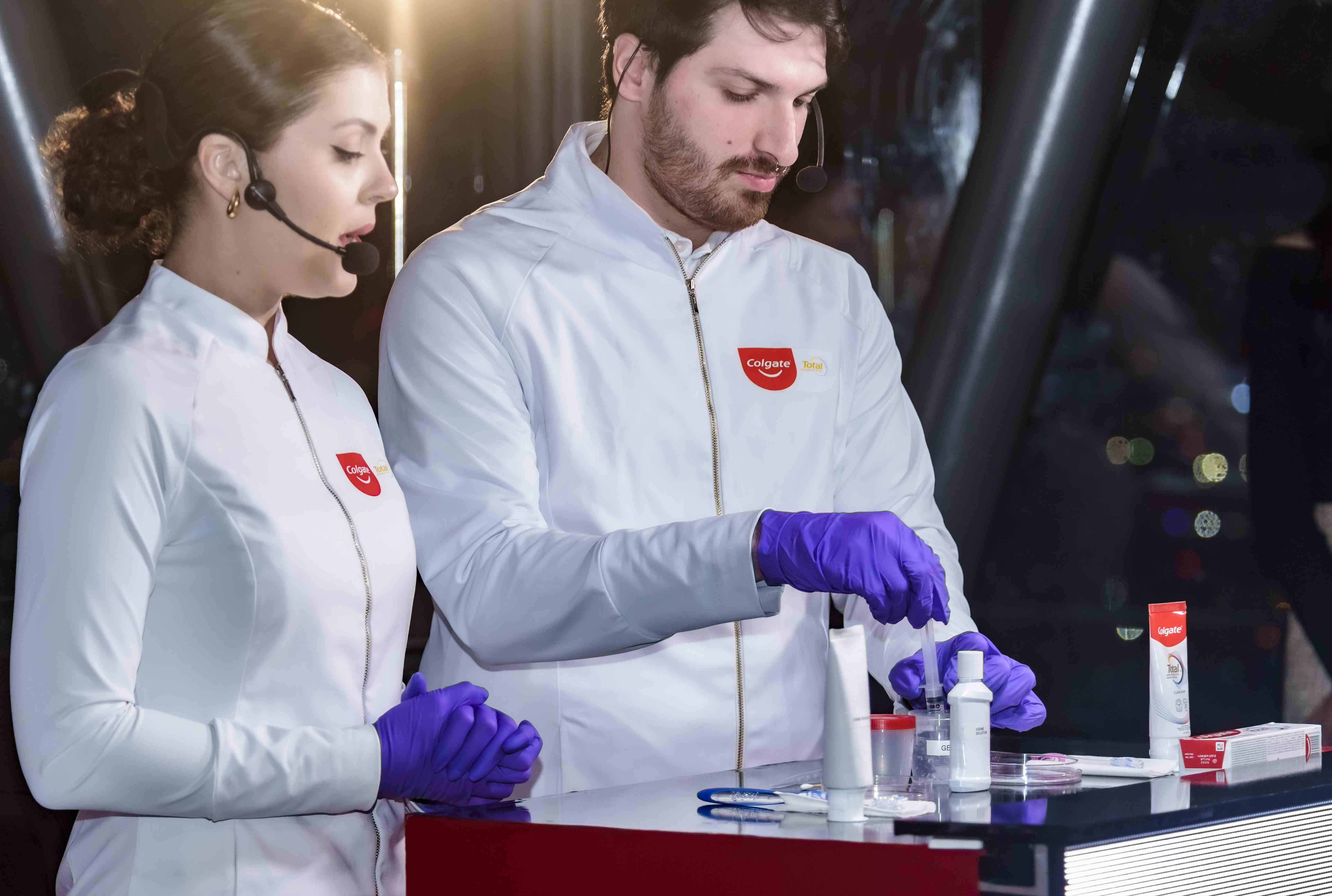 Los investigadores químicos, Cibele Berardinelli y Danilo Vilarubia, pusieron a prueba la nueva fórmula de Colgate Total.