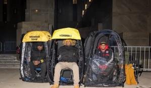 Jóvenes contratan guarda filas para asegurar puesto en juicio de Luigi Mangione