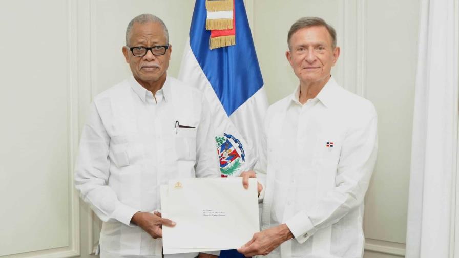 Roberto Álvarez recibe las copias de estilo de las cartas credenciales del nuevo embajador de Haití