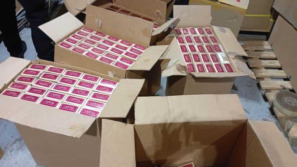 La Policía ocupa 16,400 cigarrillos de contrabando, una pistola y un vehículo
