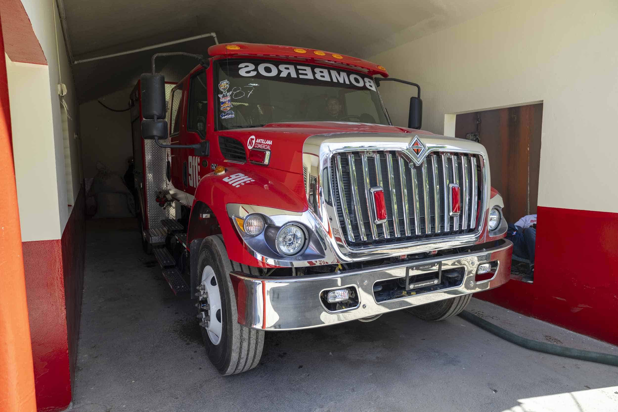 Una de las nuevas unidades de camiones que donaron al Cuerpo de Bomberos en el municipio.