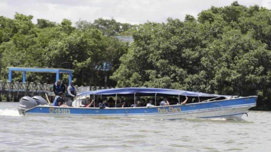 Una niña venezolana muerta y 20 rescatados en naufragio de lancha con migrantes en Panamá