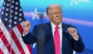 Trump se jacta de despidos masivos de funcionarios y se burla de Biden ante multitud conservadora