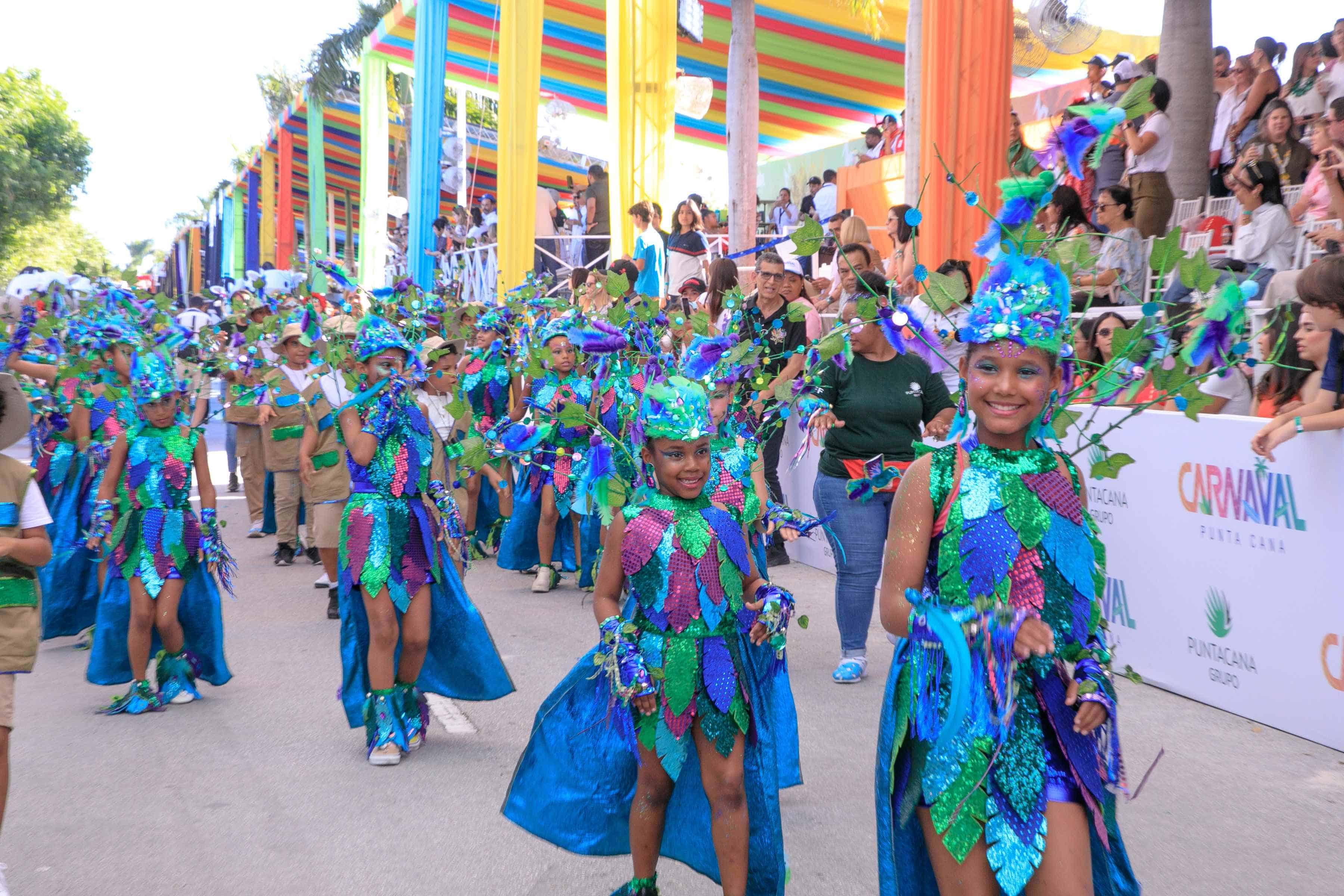 Los asistentes disfrutaron de la creatividad y el esplendor de los trajes.