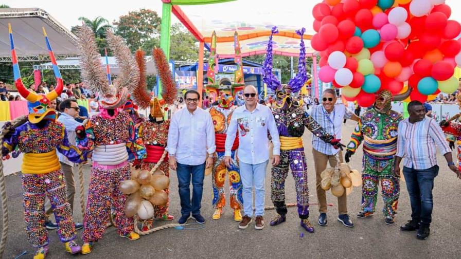 Santiago celebra por todo lo alto tercer domingo de carnaval con música, color y tradición