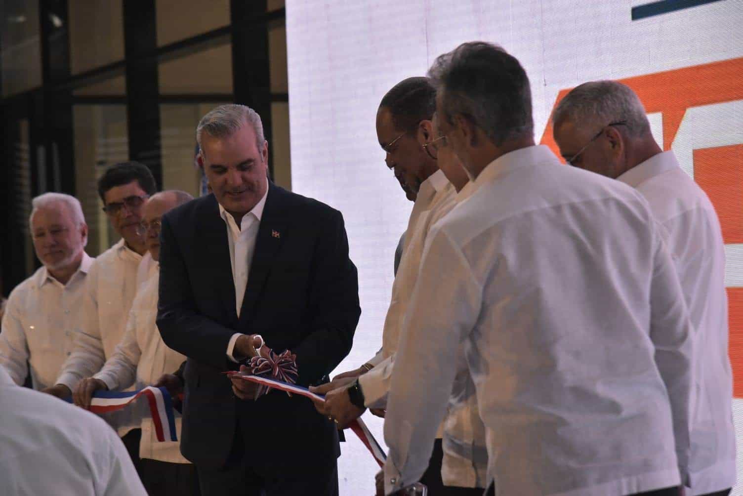 El presidente Luis Abinader al hacer el corte de cinta de la inauguración de la obra.