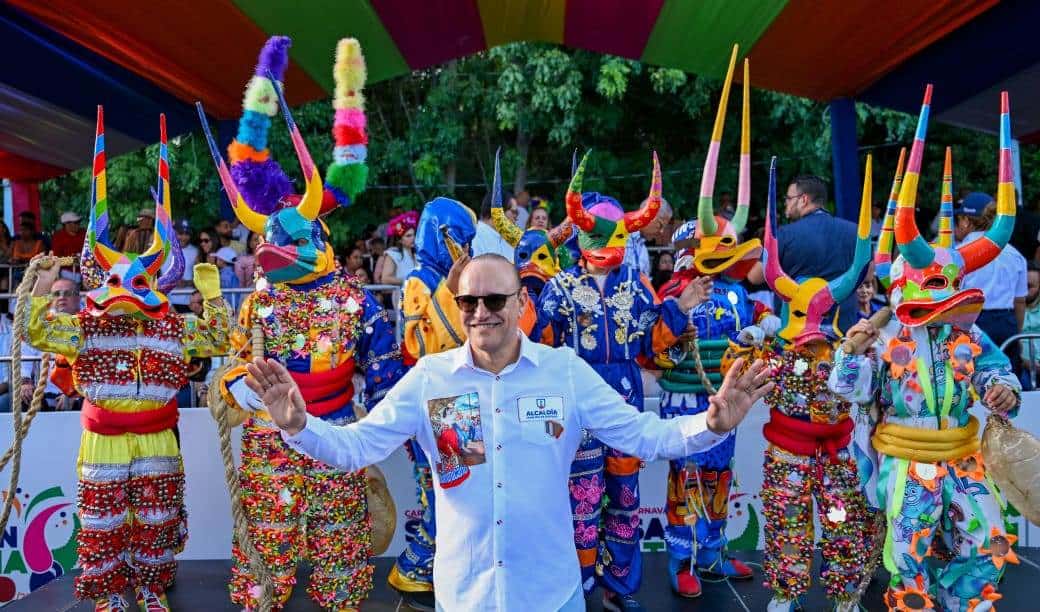 El alcalde de Santiago, Ulises Rodríguez y los personajes típicos del carnaval de Santiago.