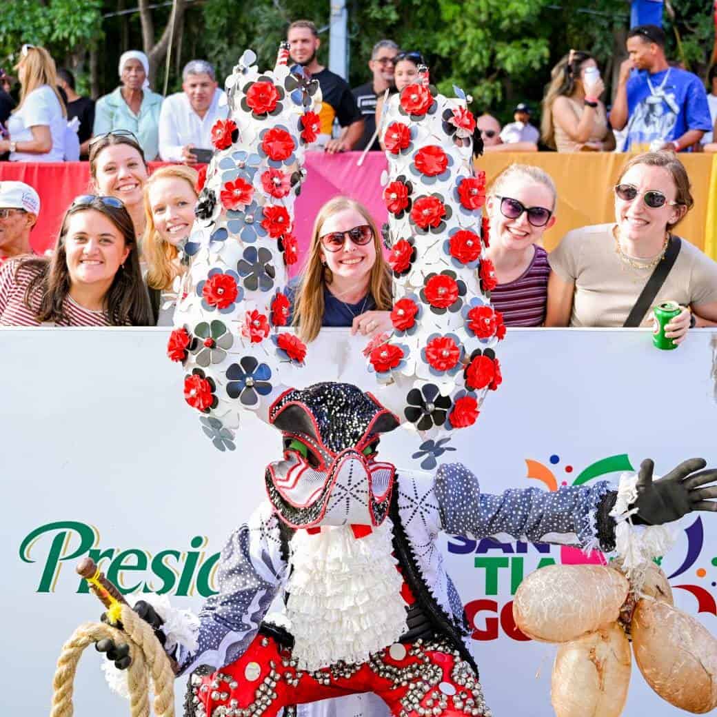 Turistas disfrutan del carnaval de Santiago.