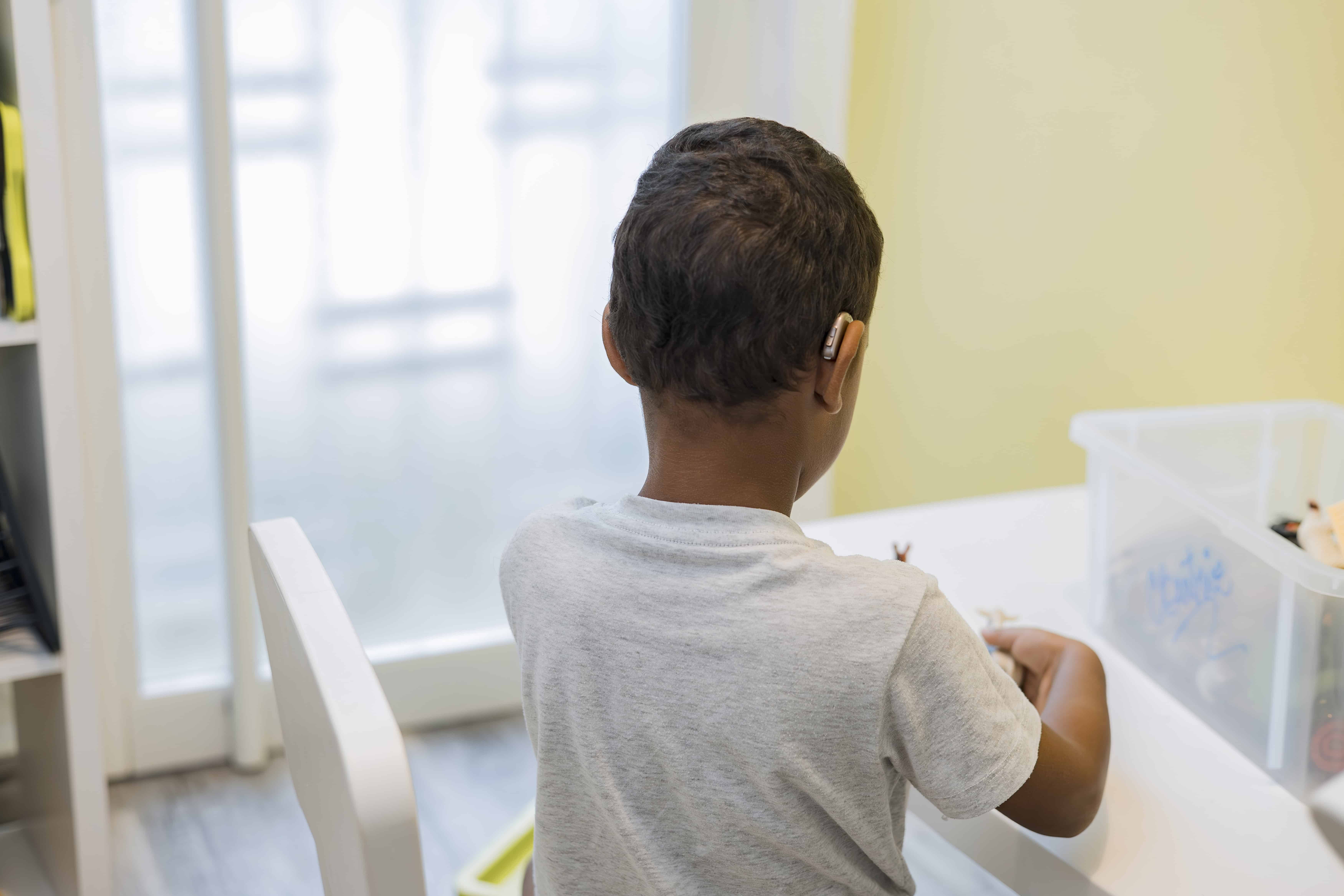 Un implante coclear cambia la vida a un niño, a los padres y a la sociedad.